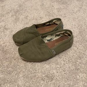 Army green toms